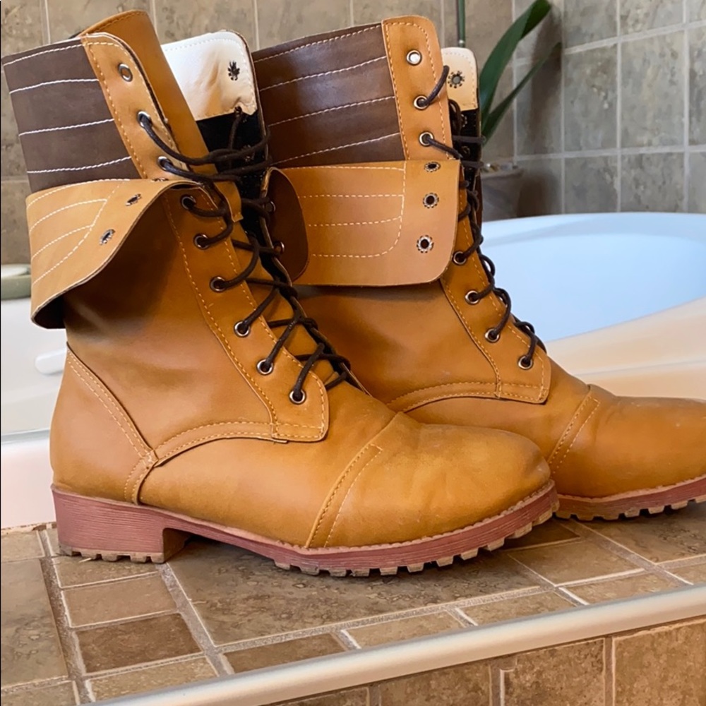 Combat boots